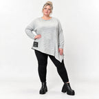 Feinstrickshirt in Grau/Schwarz mit asymmetrischem Zipfelsaum und Flauschgarnoptik