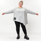 Feinstrickshirt in Grau/Schwarz mit asymmetrischem Zipfelsaum und Flauschgarnoptik
