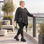 Strickshirt in Schwarz/Weiß mit asymmetrischem Zipfelsaum aus weichem Flauschgarn