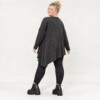 Strickshirt in Schwarz/Weiß mit asymmetrischem Zipfelsaum aus weichem Flauschgarn