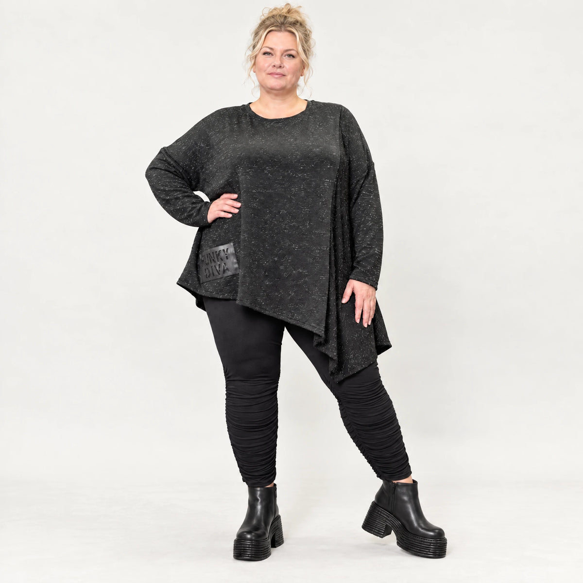 Strickshirt in Schwarz/Weiß mit asymmetrischem Zipfelsaum aus weichem Flauschgarn