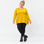 Gelbes Feinstrickshirt in A-Linie mit Reißverschluss am Ausschnitt und flauschigem Garn