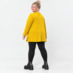 Gelbes Feinstrickshirt in A-Linie mit Reißverschluss am Ausschnitt und flauschigem Garn