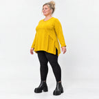 Gelbes Feinstrickshirt in A-Linie mit Reißverschluss am Ausschnitt und flauschigem Garn