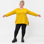 Gelbes Feinstrickshirt in A-Linie mit Reißverschluss am Ausschnitt und flauschigem Garn
