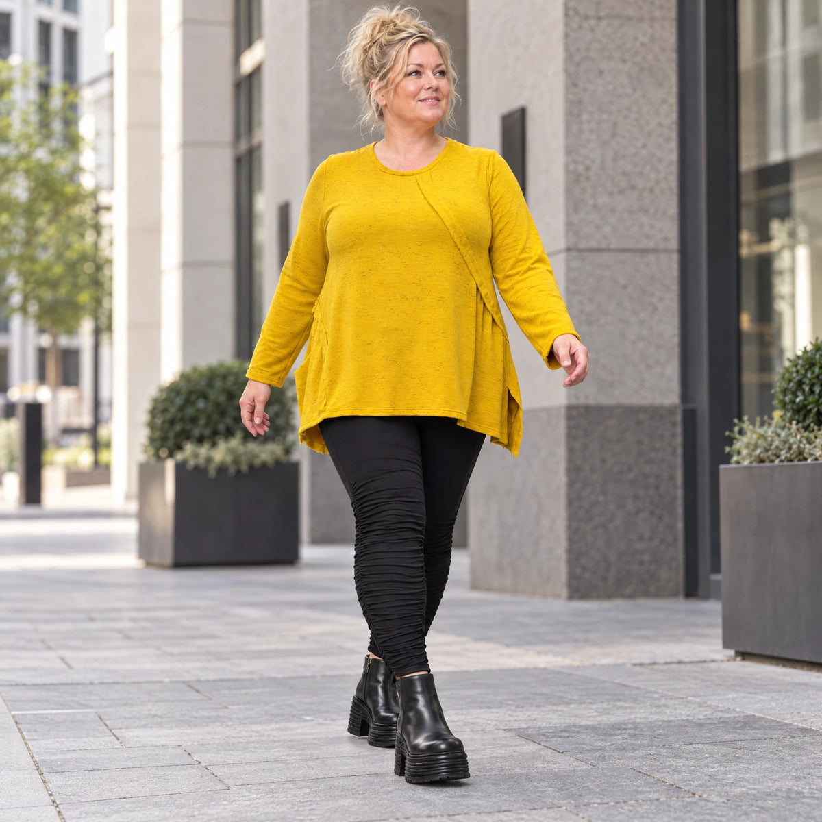 Gelbes Feinstrickshirt in A-Linie mit Reißverschluss am Ausschnitt und flauschigem Garn