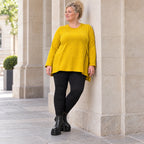 Gelbes Feinstrickshirt in A-Linie mit Reißverschluss am Ausschnitt und flauschigem Garn
