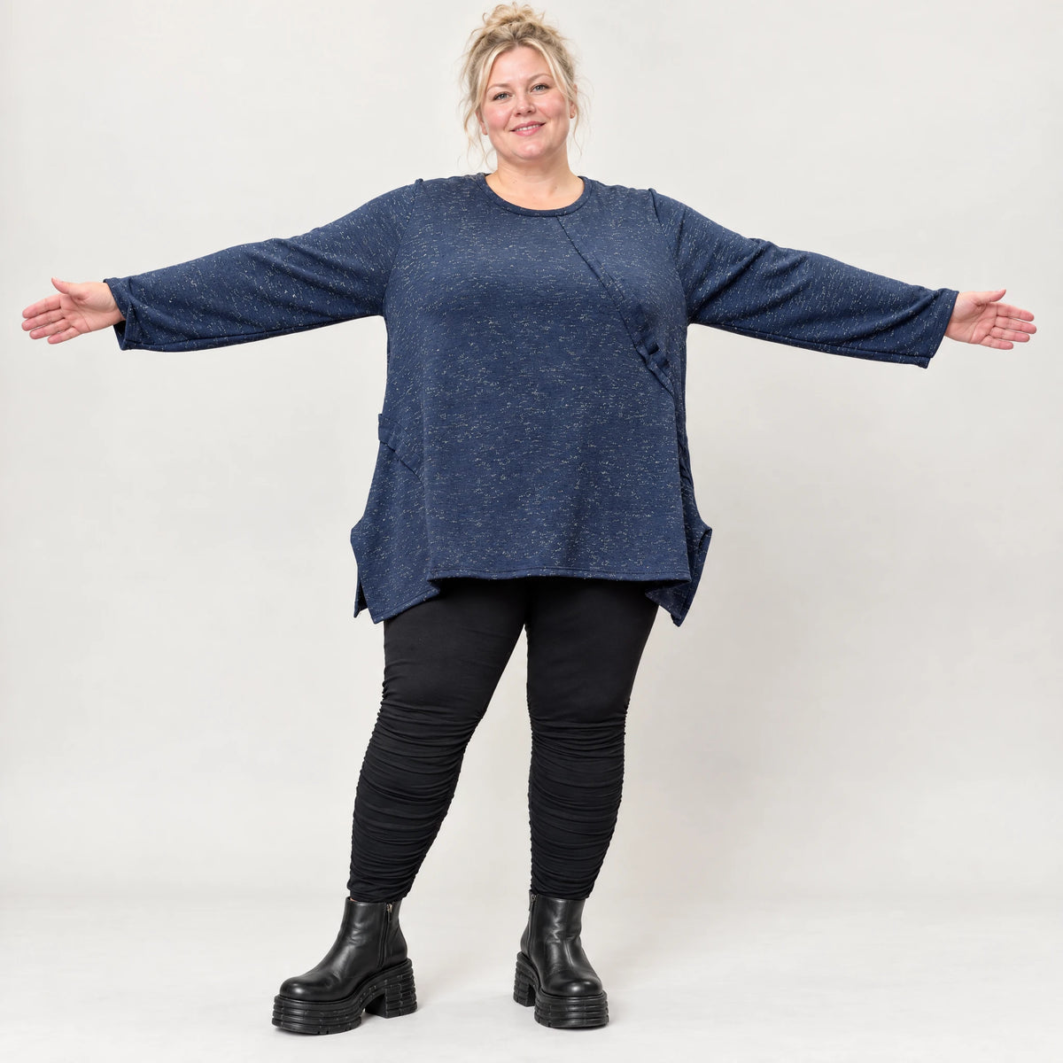 Langarmshirt aus flauschigem Feinstrick in Blau/Weiß gemustert mit fließender A-Linie