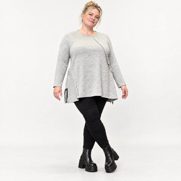 Langarmshirt in Grau/Schwarz aus flauschigem Feinstrick mit A-Linie und Rundhalsausschnitt