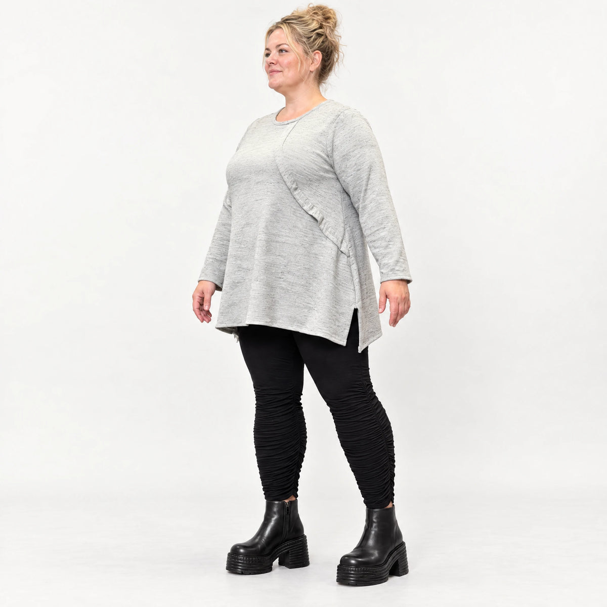 Langarmshirt in Grau/Schwarz aus flauschigem Feinstrick mit A-Linie und Rundhalsausschnitt