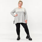 Langarmshirt in Grau/Schwarz aus flauschigem Feinstrick mit A-Linie und Rundhalsausschnitt