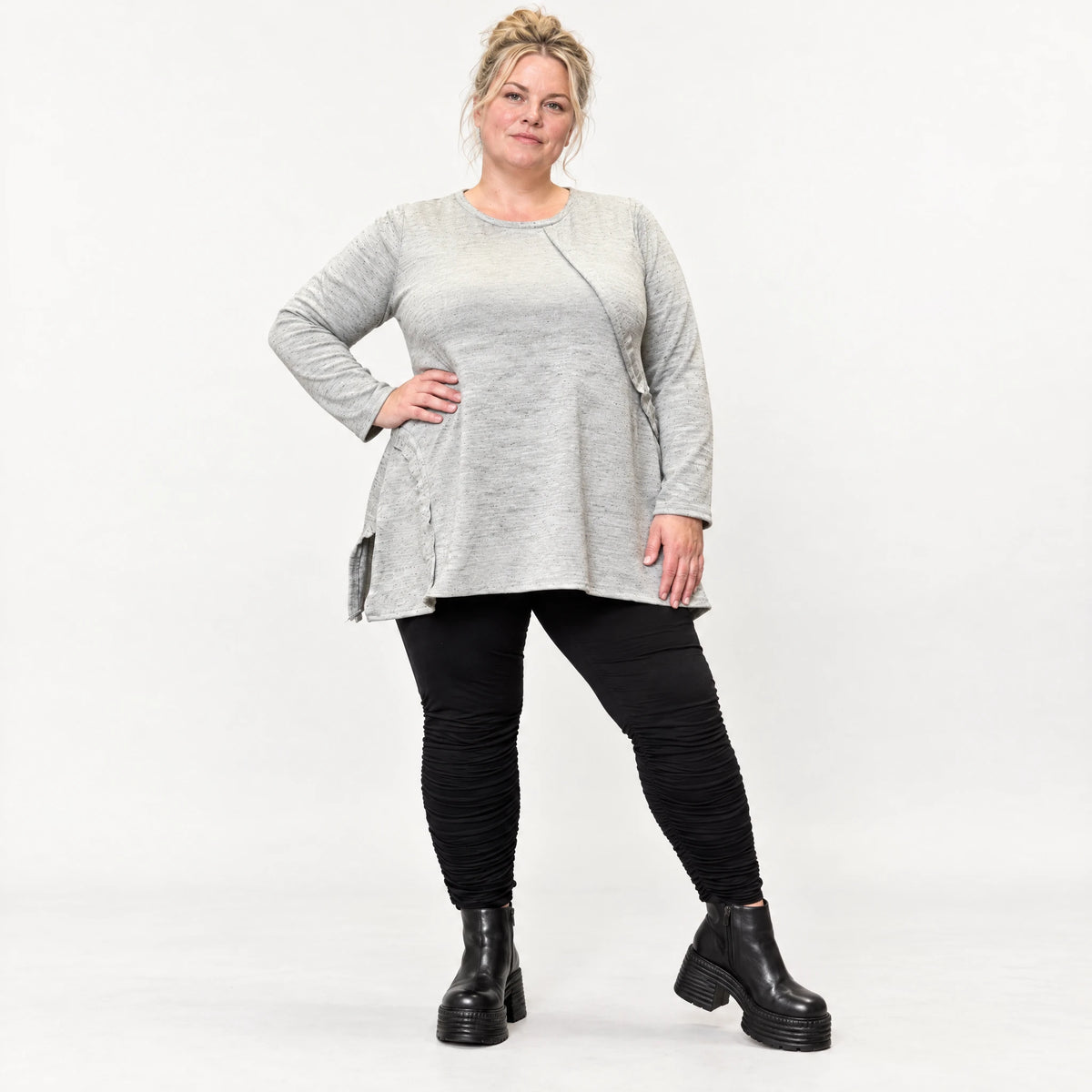Langarmshirt in Grau/Schwarz aus flauschigem Feinstrick mit A-Linie und Rundhalsausschnitt