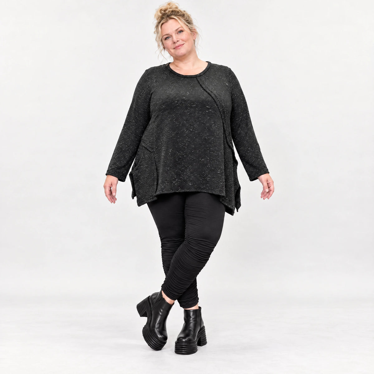 Kuscheliges Feinstrickshirt in Schwarz/Weiß meliert mit fließender A-Linie und Faltennaht