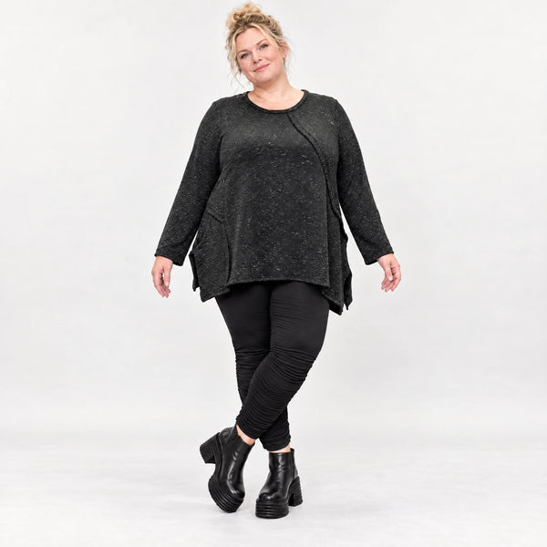 Kuscheliges Feinstrickshirt in Schwarz/Weiß meliert mit fließender A-Linie und Faltennaht