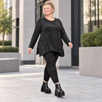 Kuscheliges Feinstrickshirt in Schwarz/Weiß meliert mit fließender A-Linie und Faltennaht