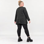 Kuscheliges Feinstrickshirt in Schwarz/Weiß meliert mit fließender A-Linie und Faltennaht