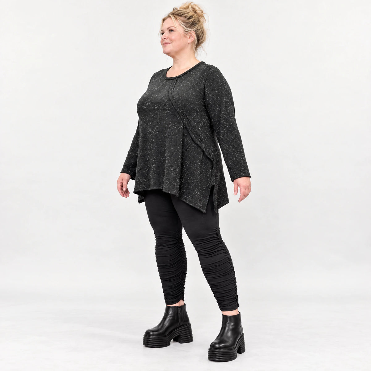 Kuscheliges Feinstrickshirt in Schwarz/Weiß meliert mit fließender A-Linie und Faltennaht