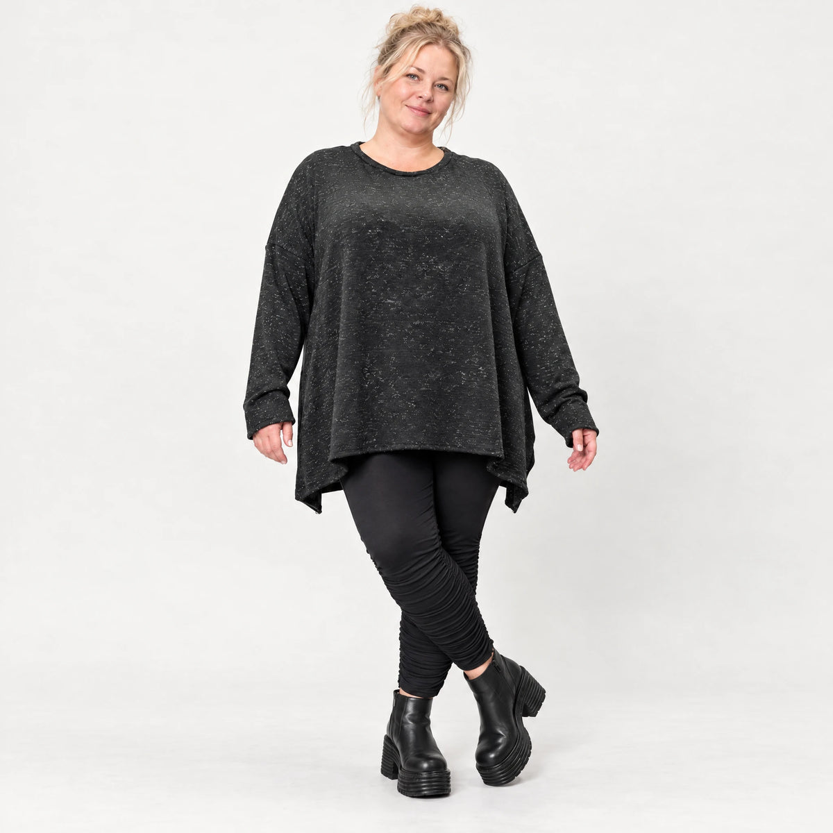 Feinstrickshirt in Schwarz/Weiß meliert mit fließender A-Linie und Seitenschlitzen am Saum