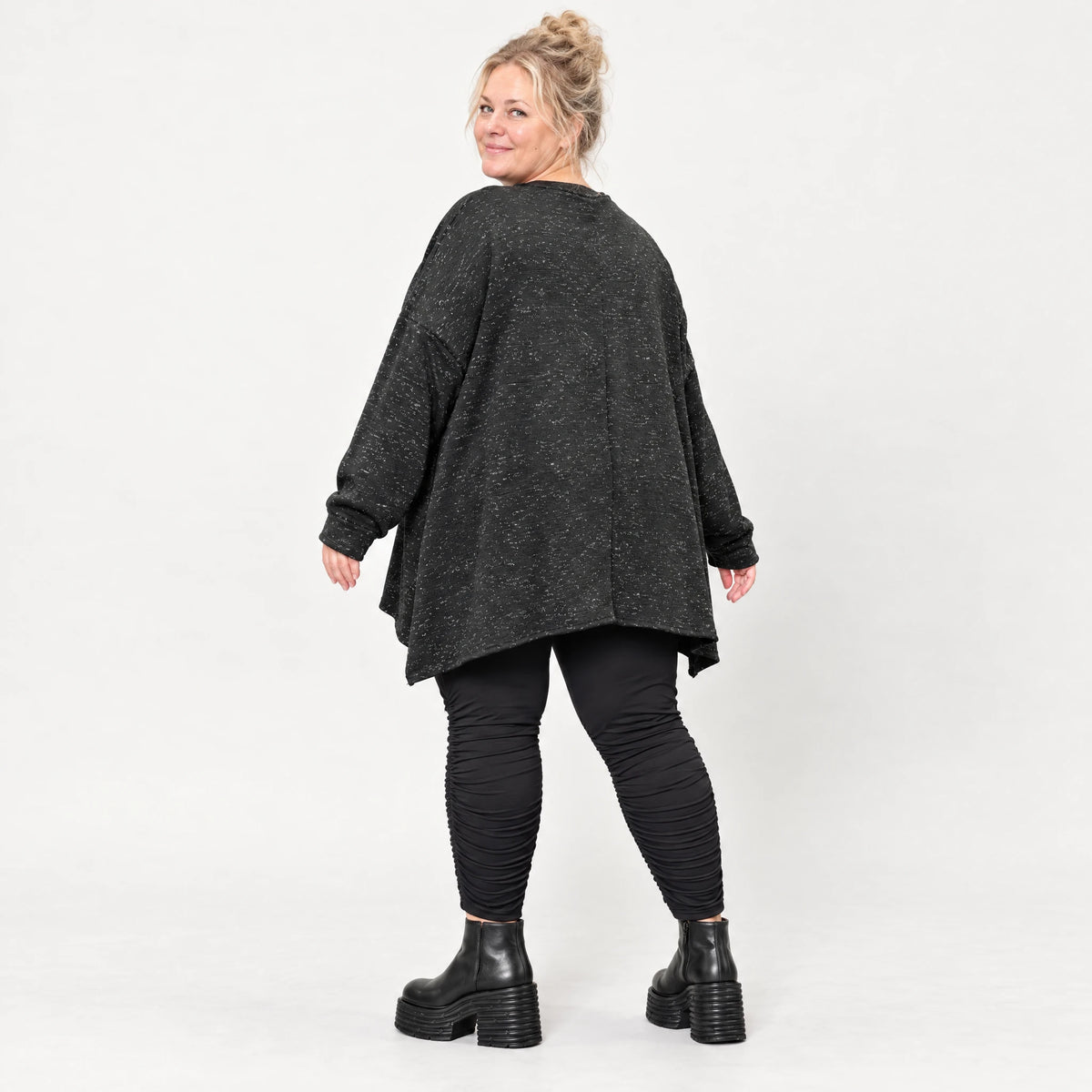 Feinstrickshirt in Schwarz/Weiß meliert mit fließender A-Linie und Seitenschlitzen am Saum