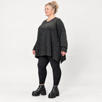 Feinstrickshirt in Schwarz/Weiß meliert mit fließender A-Linie und Seitenschlitzen am Saum