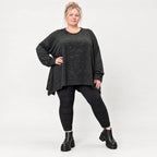 Feinstrickshirt in Schwarz/Weiß meliert mit fließender A-Linie und Seitenschlitzen am Saum