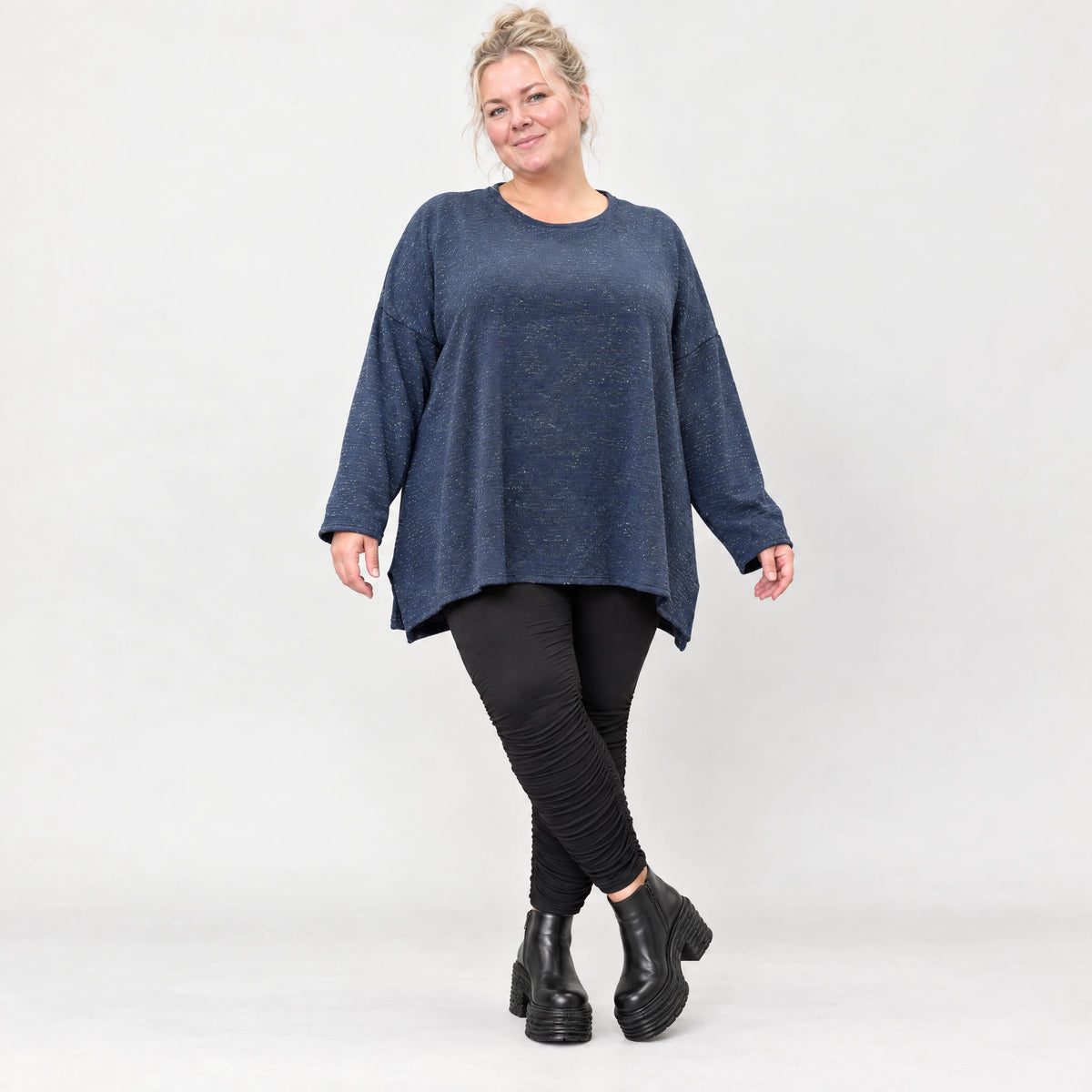 Langarmshirt aus flauschigem Feinstrick in Blau/Weiß mit A-Linie und Rundhalsausschnitt