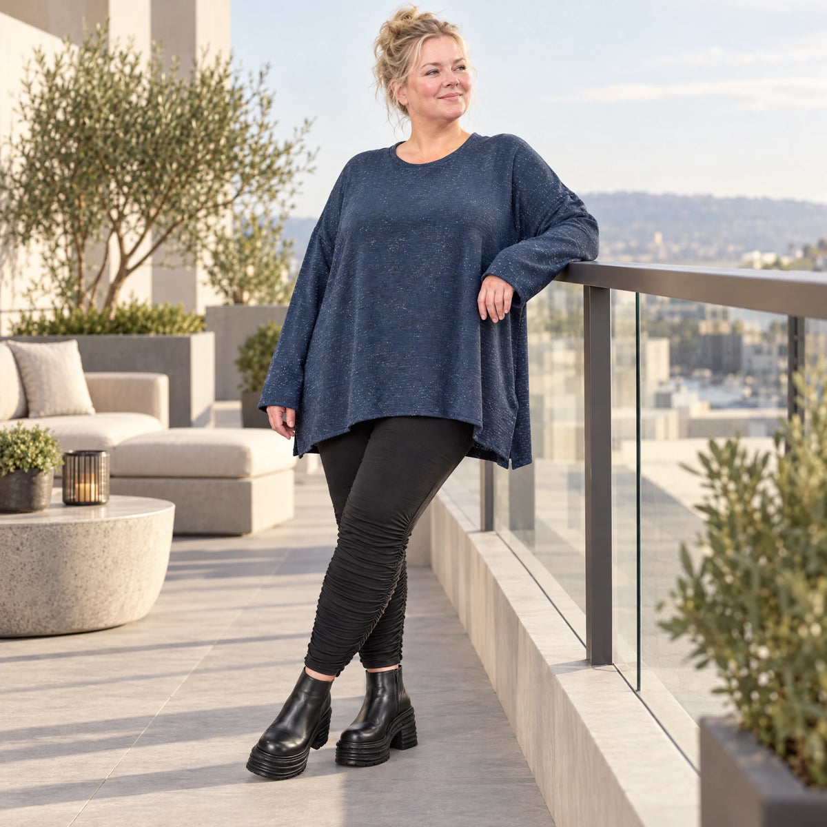 Langarmshirt aus flauschigem Feinstrick in Blau/Weiß mit A-Linie und Rundhalsausschnitt