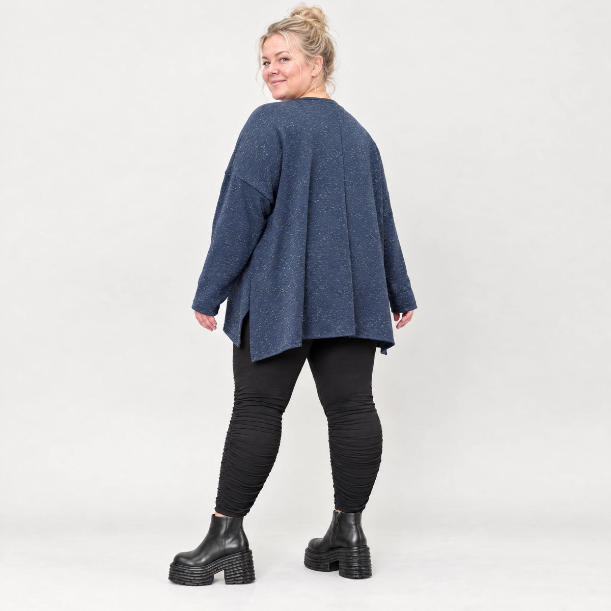 Langarmshirt aus flauschigem Feinstrick in Blau/Weiß mit A-Linie und Rundhalsausschnitt