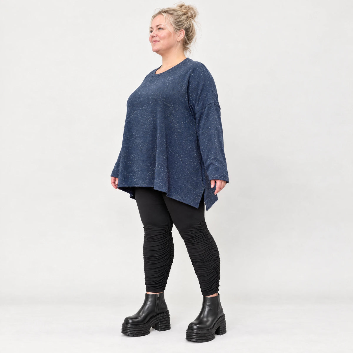 Langarmshirt aus flauschigem Feinstrick in Blau/Weiß mit A-Linie und Rundhalsausschnitt