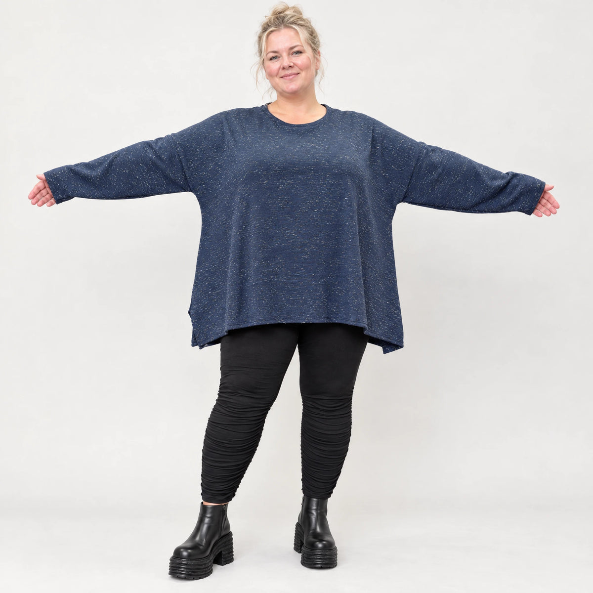 Langarmshirt aus flauschigem Feinstrick in Blau/Weiß mit A-Linie und Rundhalsausschnitt