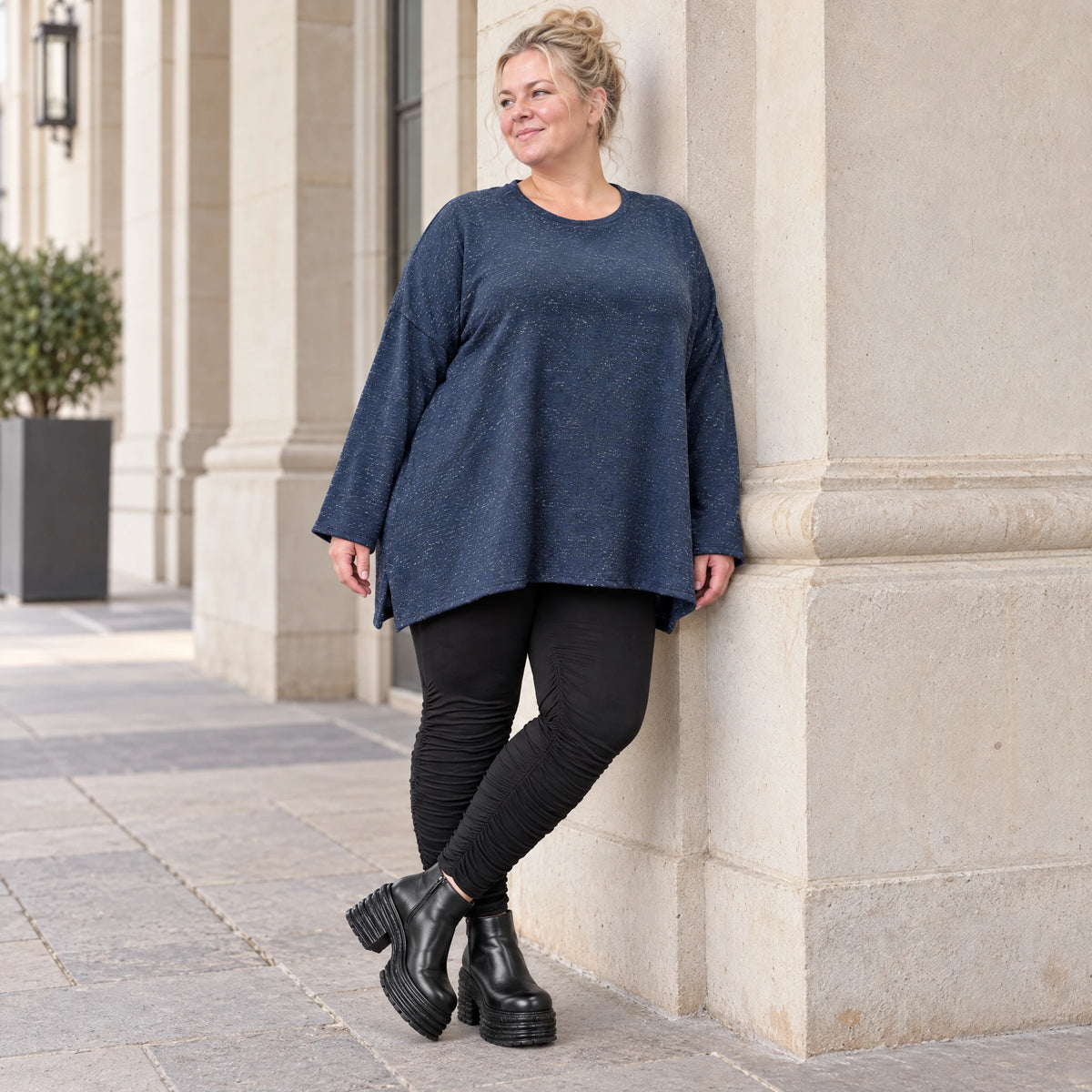 Langarmshirt aus flauschigem Feinstrick in Blau/Weiß mit A-Linie und Rundhalsausschnitt