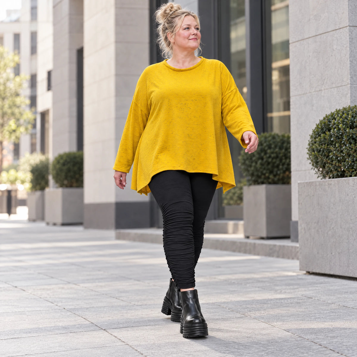 Flauschiges Feinstrickshirt in leuchtendem Gelb mit Stretchanteil und fließender A-Linie
