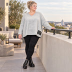 Feinstrickshirt in Grau/Schwarz meliert mit V-Ausschnitt und lässig kastiger Silhouette