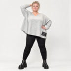 Feinstrickshirt in Grau/Schwarz meliert mit V-Ausschnitt und lässig kastiger Silhouette