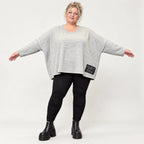 Feinstrickshirt in Grau/Schwarz meliert mit V-Ausschnitt und lässig kastiger Silhouette