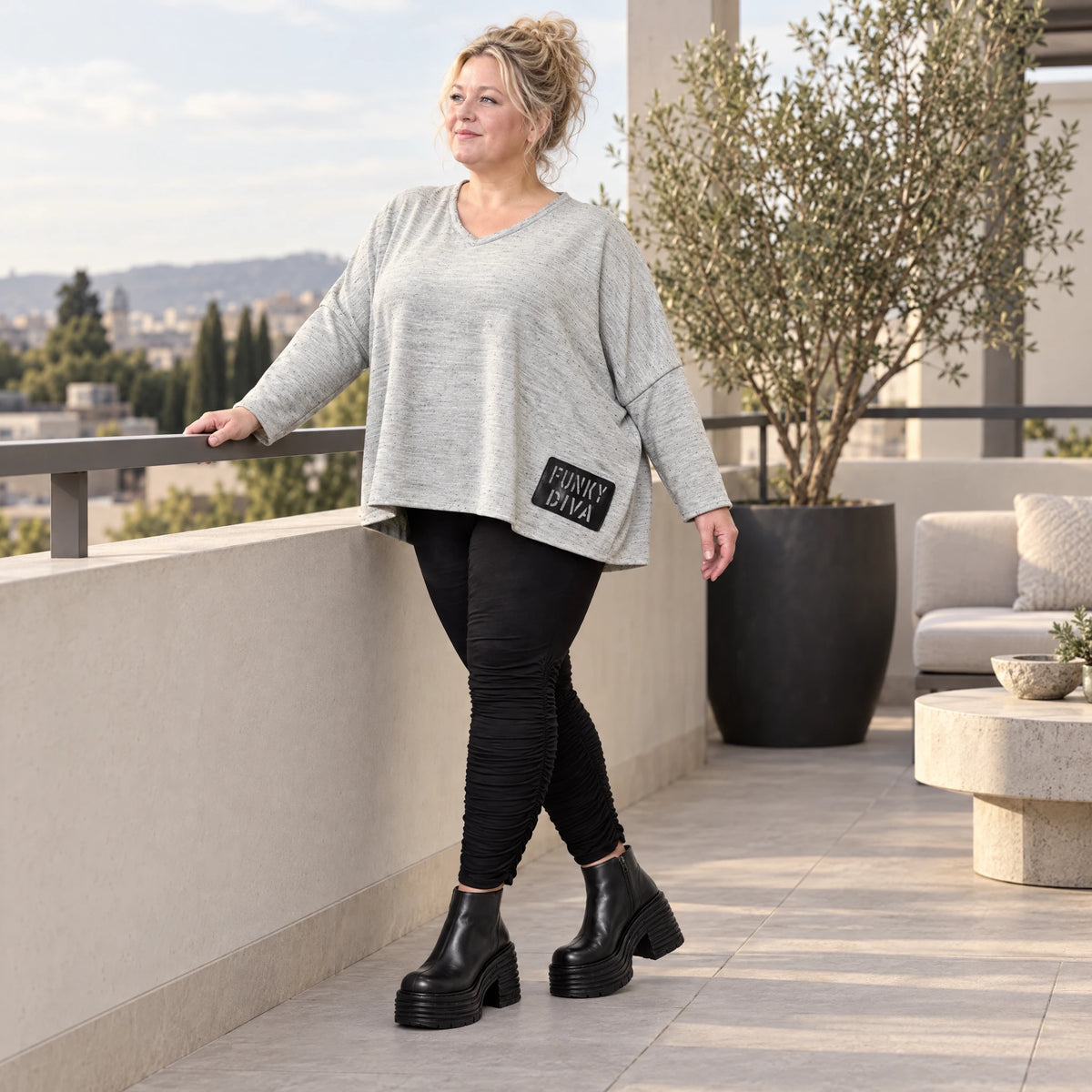Feinstrickshirt in Grau/Schwarz meliert mit V-Ausschnitt und lässig kastiger Silhouette