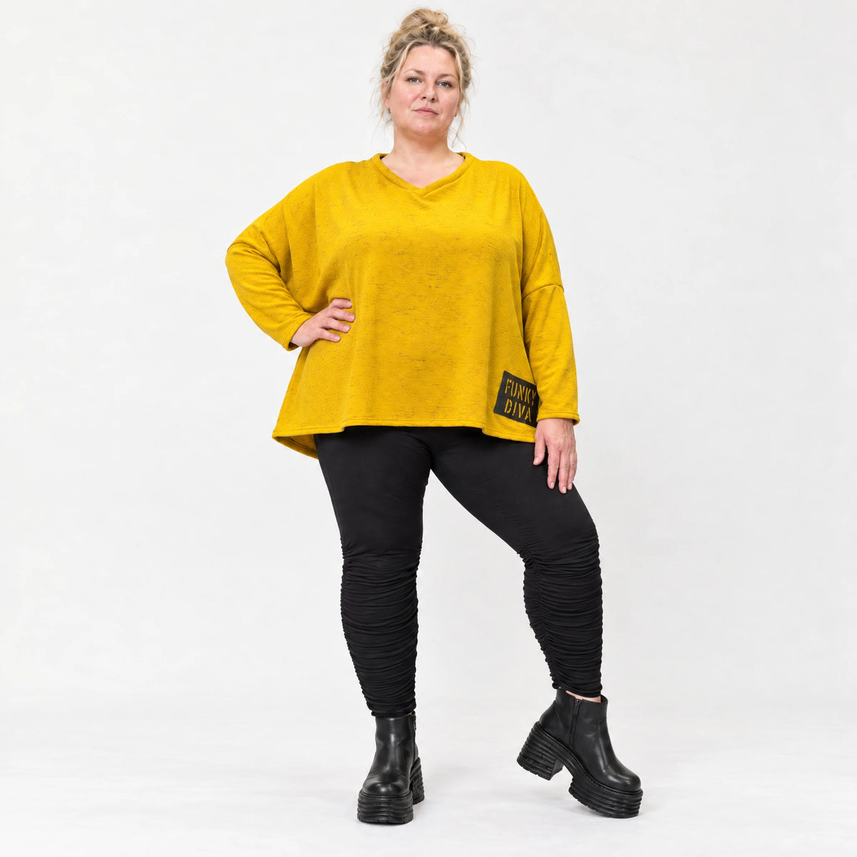 Kastiges Langarmshirt aus flauschigem Feinstrick in leuchtendem Gelb mit V-Ausschnitt