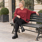 Kuscheliges Feinstrickshirt in Rot/Weiß mit V-Ausschnitt und kastiger Form für Wintertage