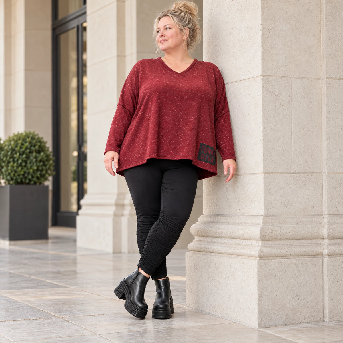 Kuscheliges Feinstrickshirt in Rot/Weiß mit V-Ausschnitt und kastiger Form für Wintertage