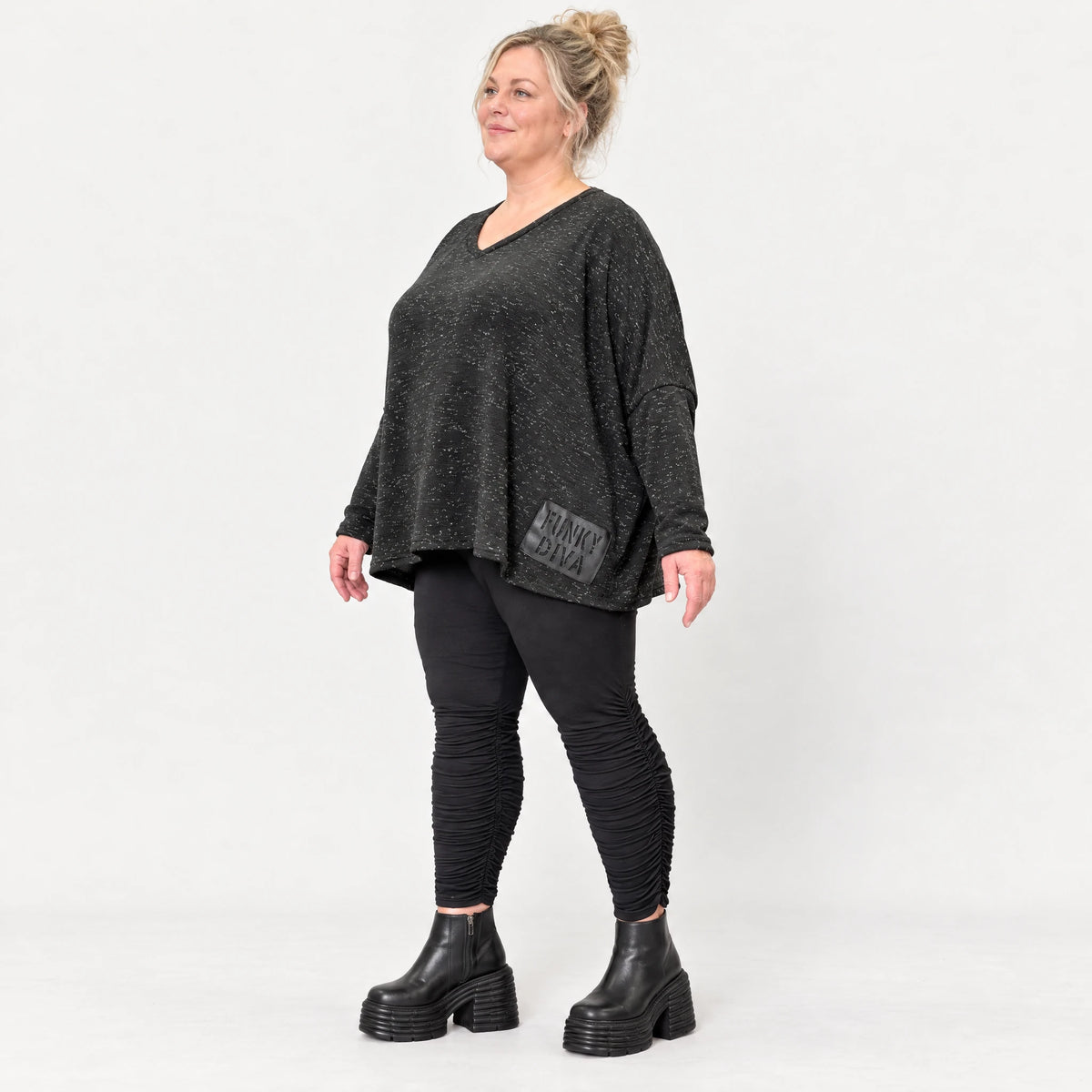 Langarmshirt in Schwarz/Weiß meliert aus weichem Flauschgarnfeinstrick mit V-Ausschnitt