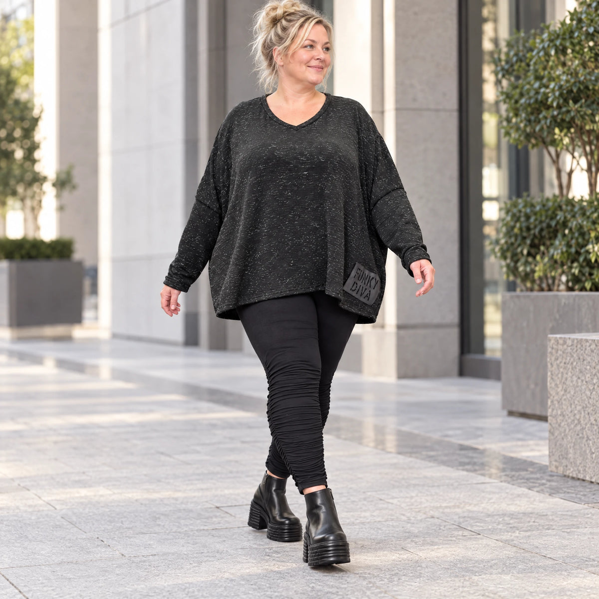 Langarmshirt in Schwarz/Weiß meliert aus weichem Flauschgarnfeinstrick mit V-Ausschnitt