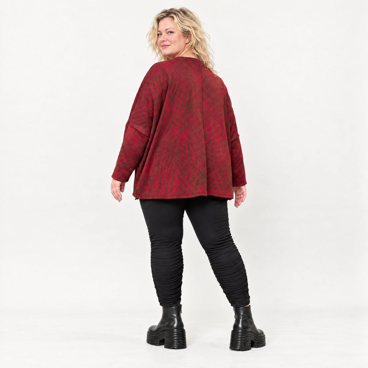 Flauschiger Feinstrickpullover in Rot/Braun mit V-Ausschnitt und kastigem Schnitt