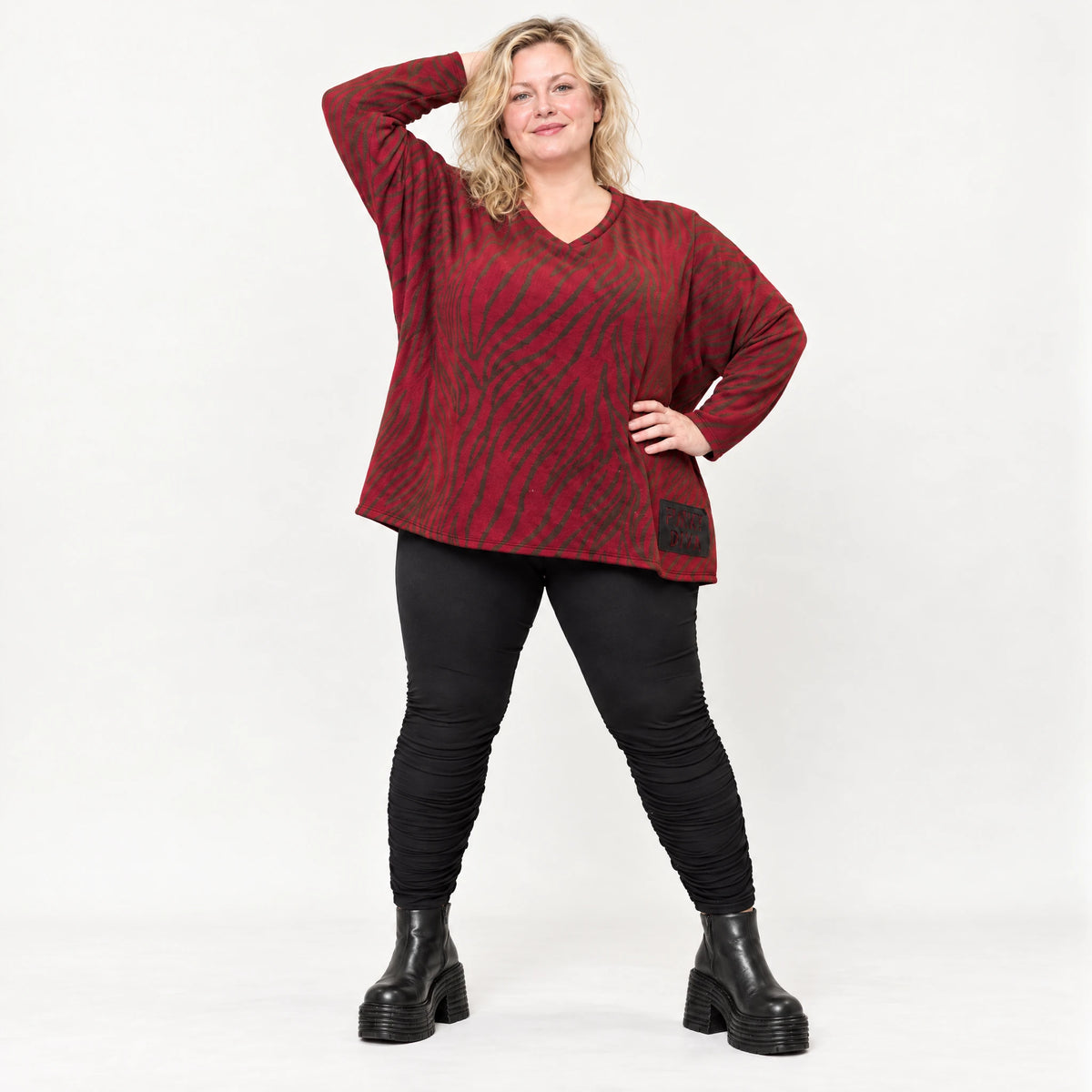 Flauschiger Feinstrickpullover in Rot/Braun mit V-Ausschnitt und kastigem Schnitt