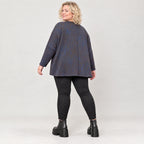 Flauschiges Strickshirt aus Italien in Blau/Braun mit kastigem Schnitt und V-Ausschnitt