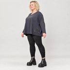 Flauschiges Strickshirt aus Italien in Blau/Braun mit kastigem Schnitt und V-Ausschnitt