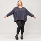 Flauschiges Strickshirt aus Italien in Blau/Braun mit kastigem Schnitt und V-Ausschnitt