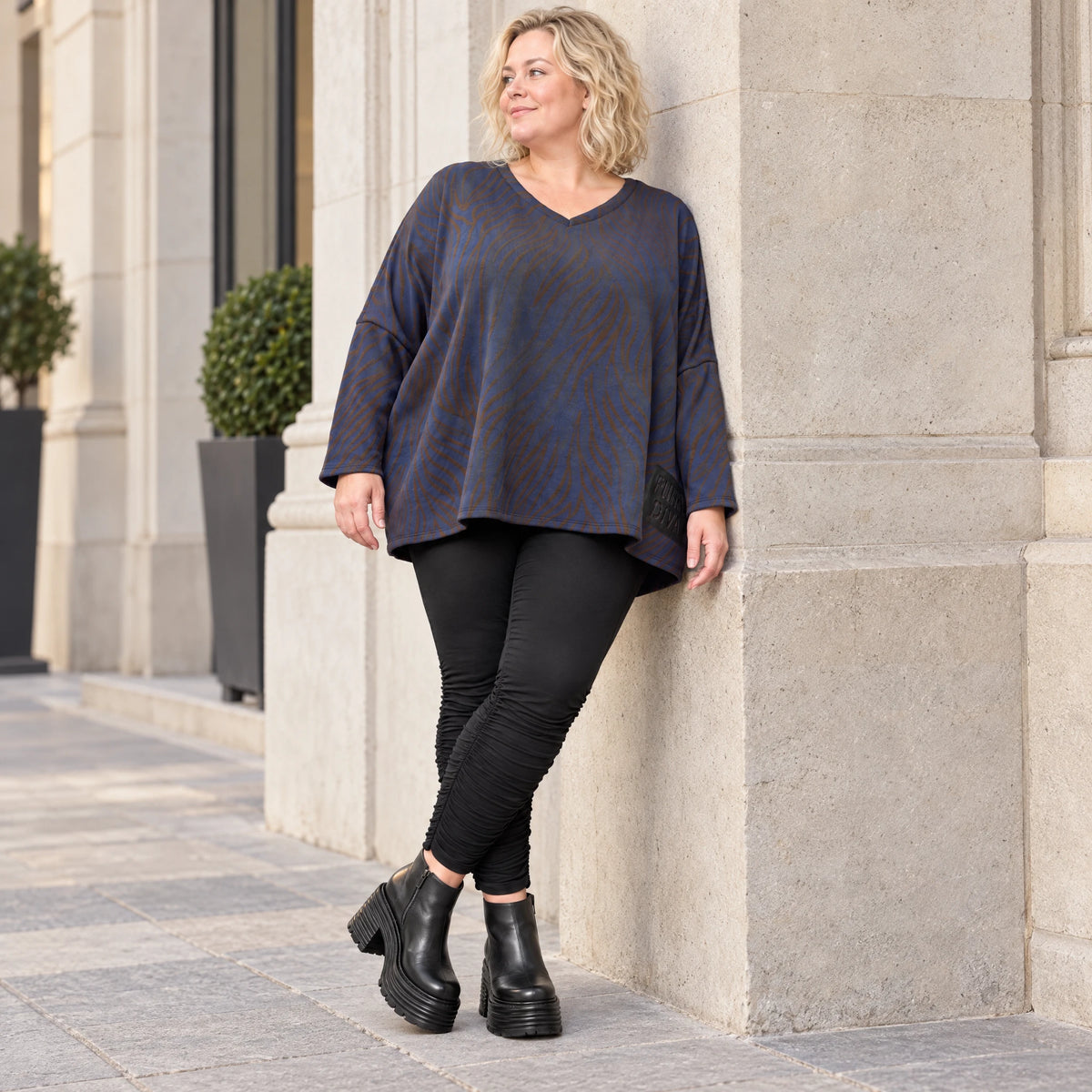Flauschiges Strickshirt aus Italien in Blau/Braun mit kastigem Schnitt und V-Ausschnitt