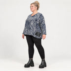 Kuschelig weiches Strickshirt in Marineblau/Weiß mit Zebramuster und rundem V-Ausschnitt