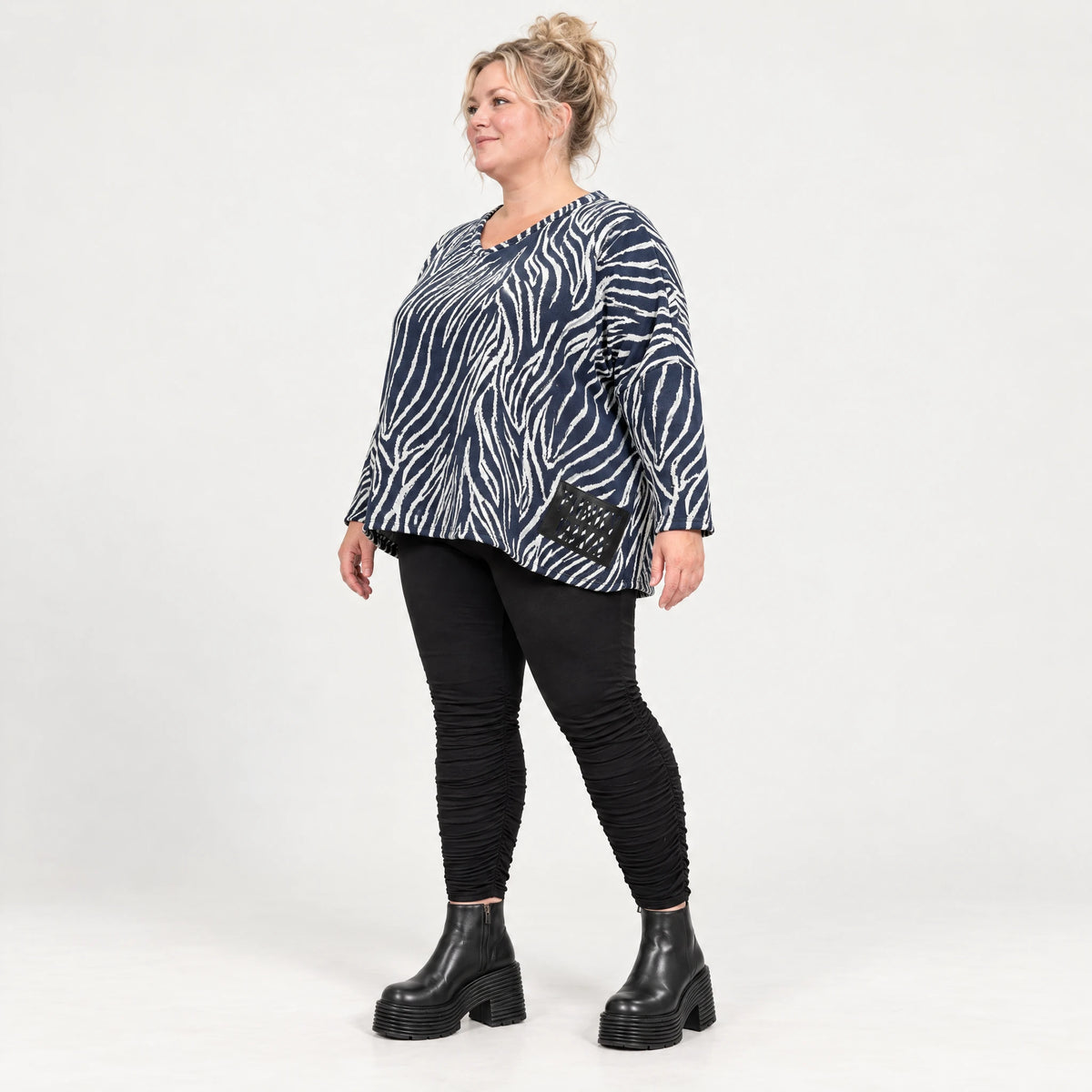 Kuschelig weiches Strickshirt in Marineblau/Weiß mit Zebramuster und rundem V-Ausschnitt