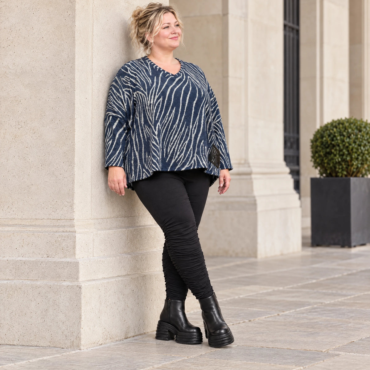 Kuschelig weiches Feinstrickshirt in Blau/Grau mit V-Ausschnitt und kastiger Silhouette